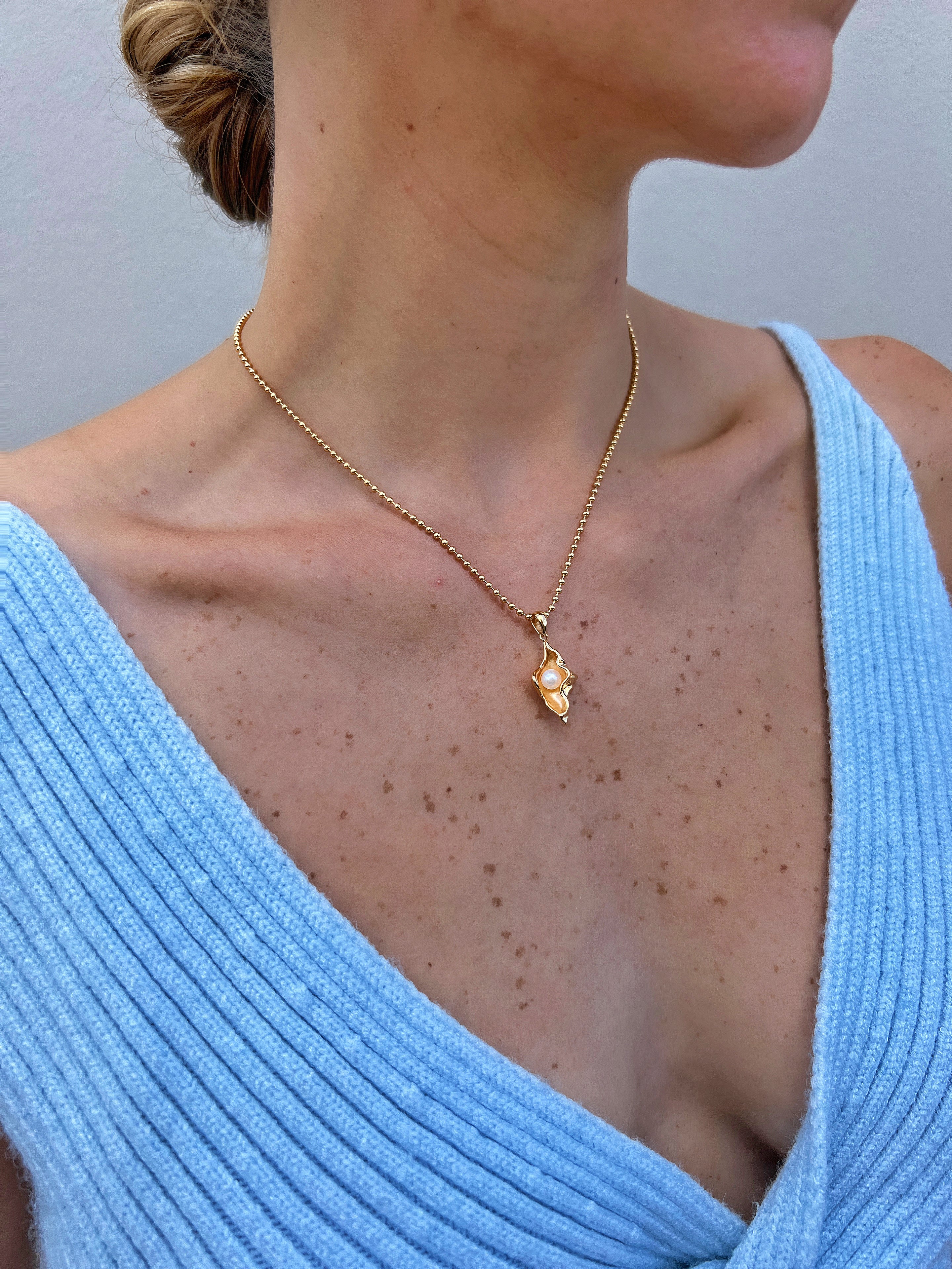 18k gold and freshwater pearl conch shell necklace 
