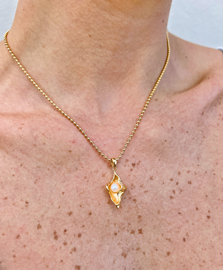 18k gold and freshwater pearl pendant