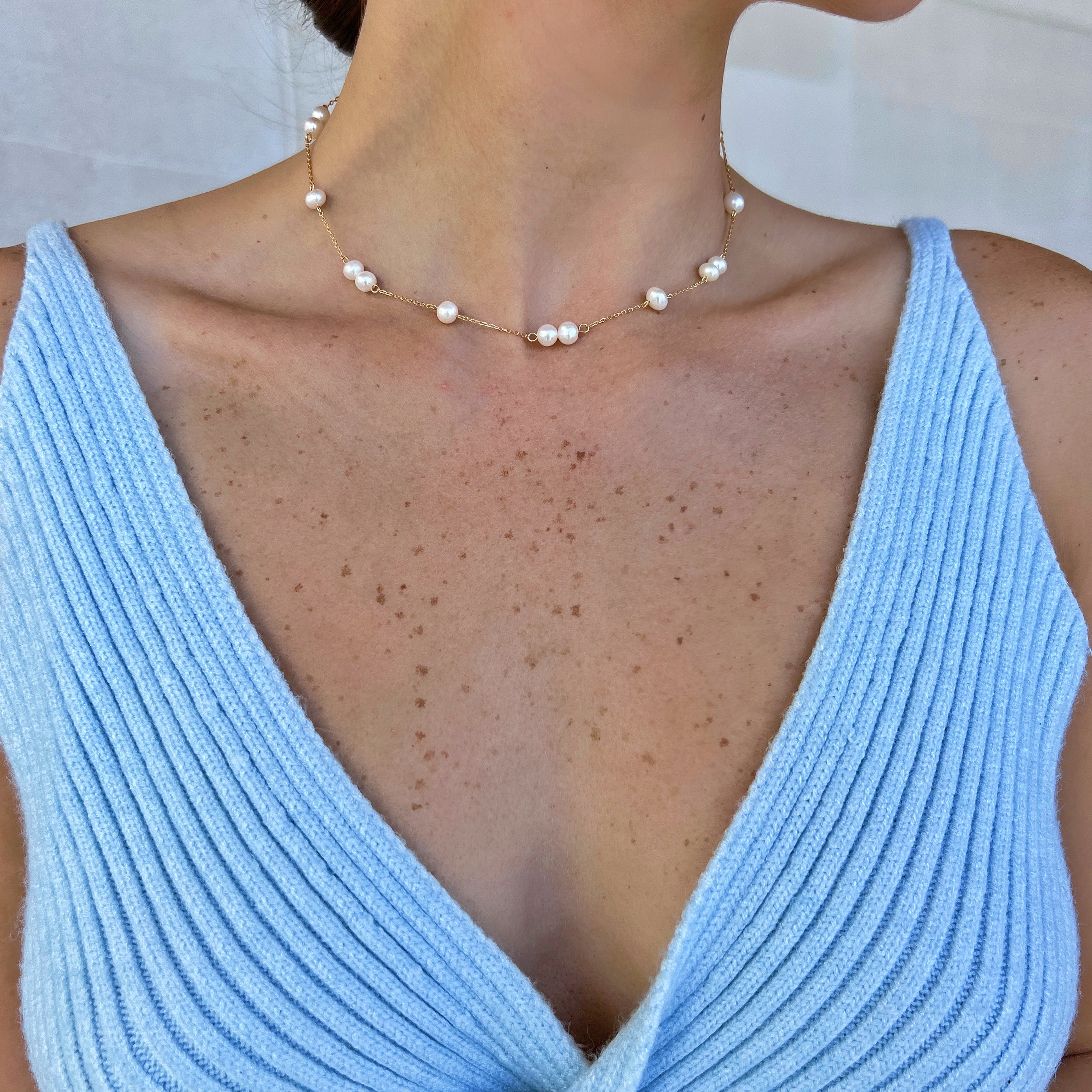 18k gold and pearl necklace on model