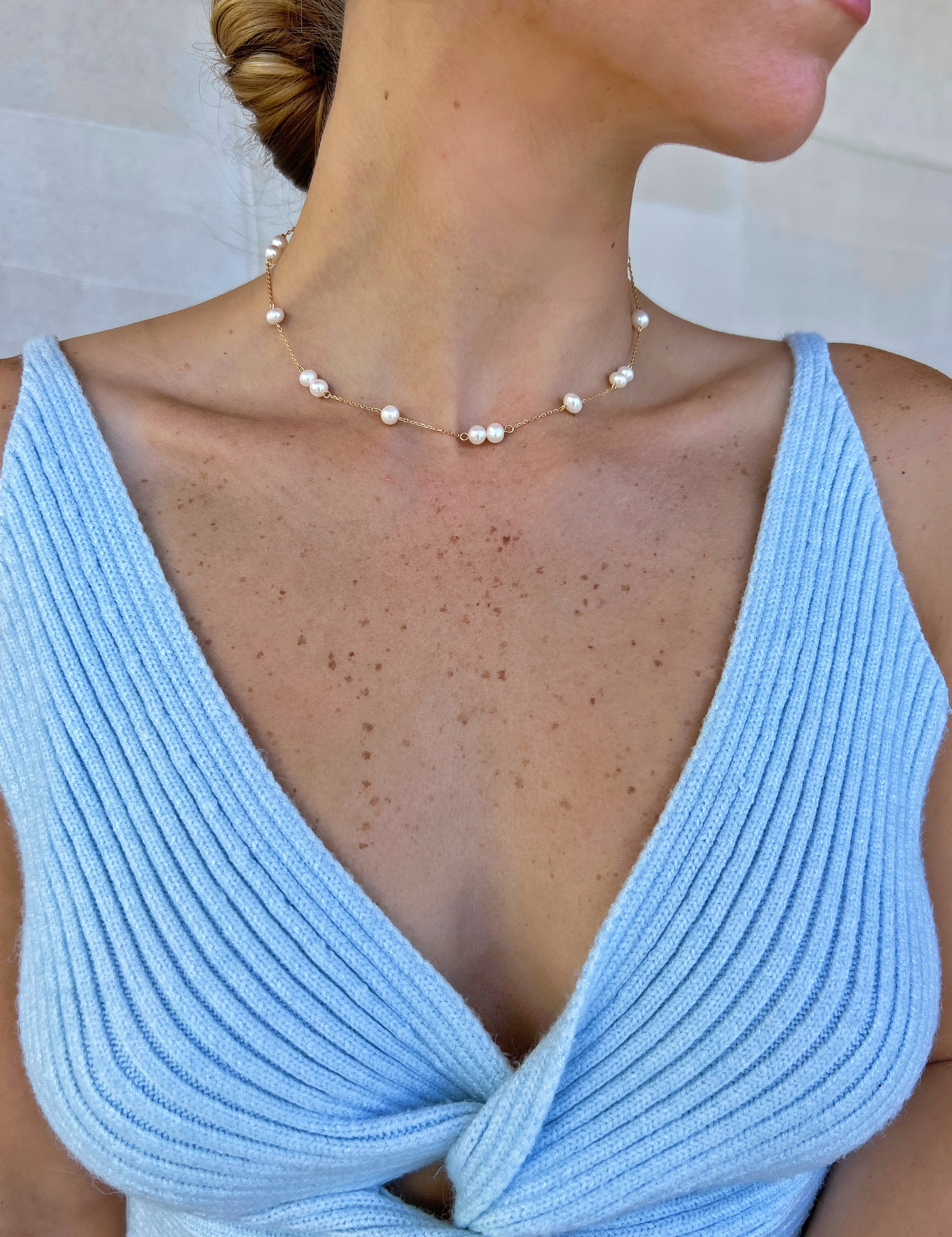 18k gold and pearl necklace on model